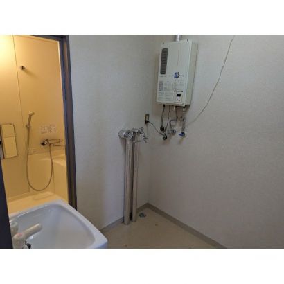 台所は脱衣所と洗濯機置き場を兼ねてます
