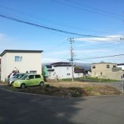 南東側の道路に高低差があります。