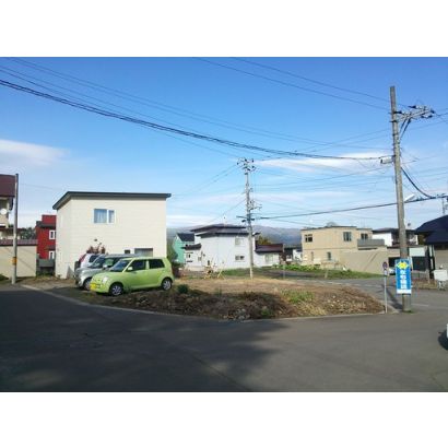 南東側の道路に高低差があります。