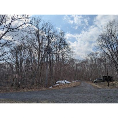 北側の道路。向かいに住宅が建ってます。