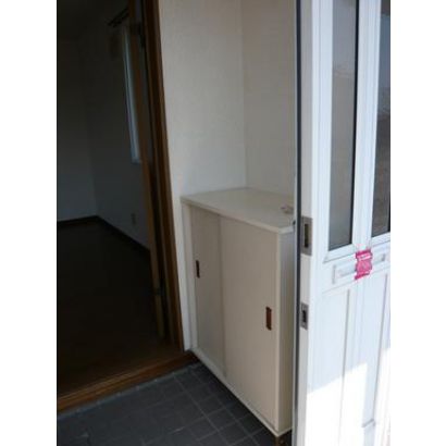 玄関には下駄箱が備え付けてあります