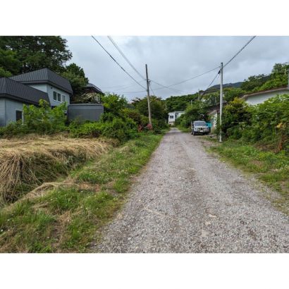 前面道路は坂道です。登りを向いてます。