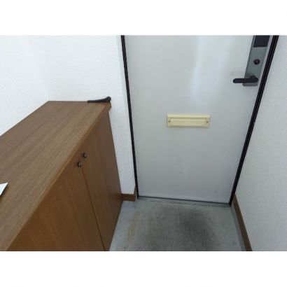 玄関、下駄箱付きです。