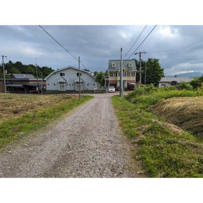 前面道路は坂道です。下りを向いてます。