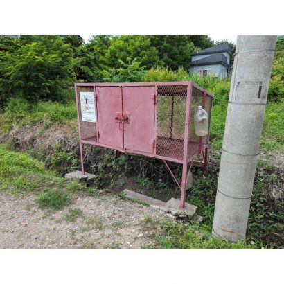坂を下った交差点には、ゴミステーションがあります。