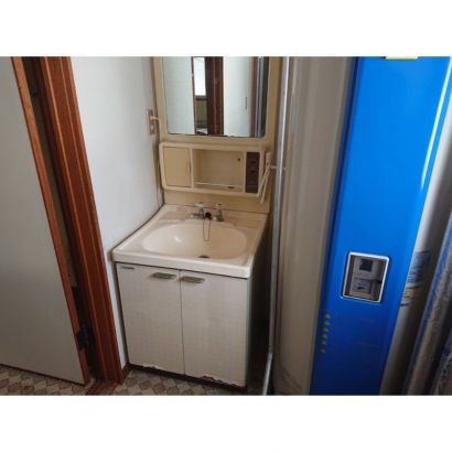 洗面台と電気温水器